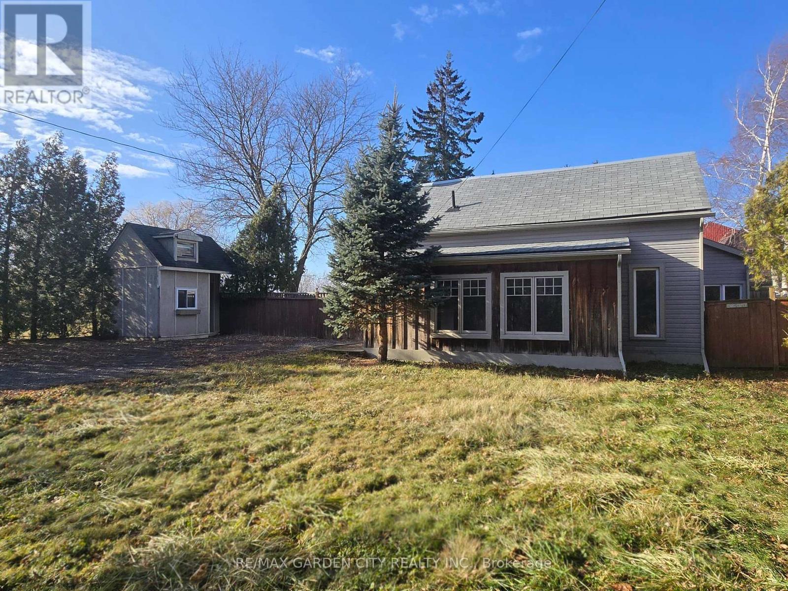 126 Mountain Road, Grimsby, Ontario  L3M 4E7 - Photo 1 - X12690582