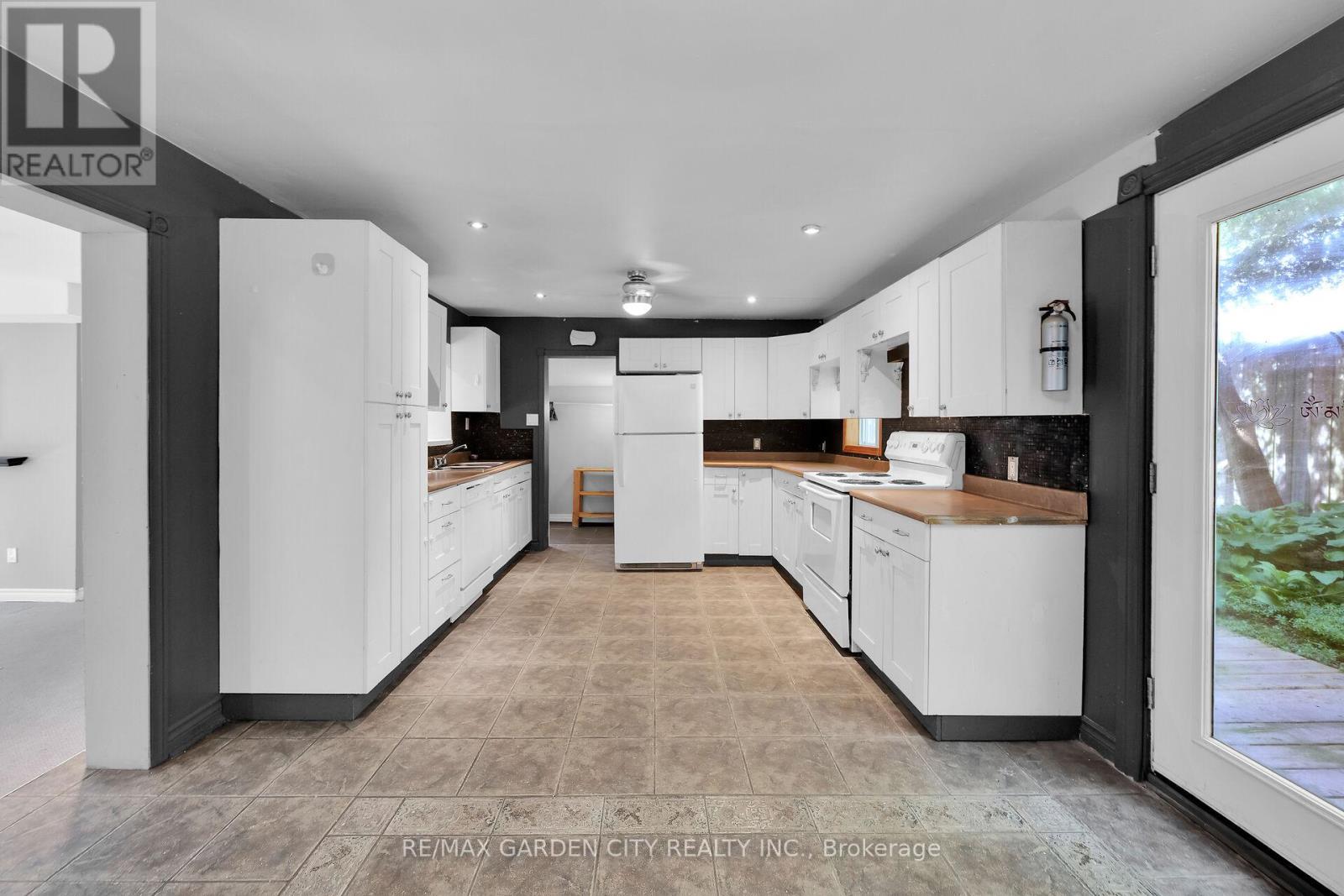 126 Mountain Road, Grimsby, Ontario  L3M 4E7 - Photo 12 - X12690582