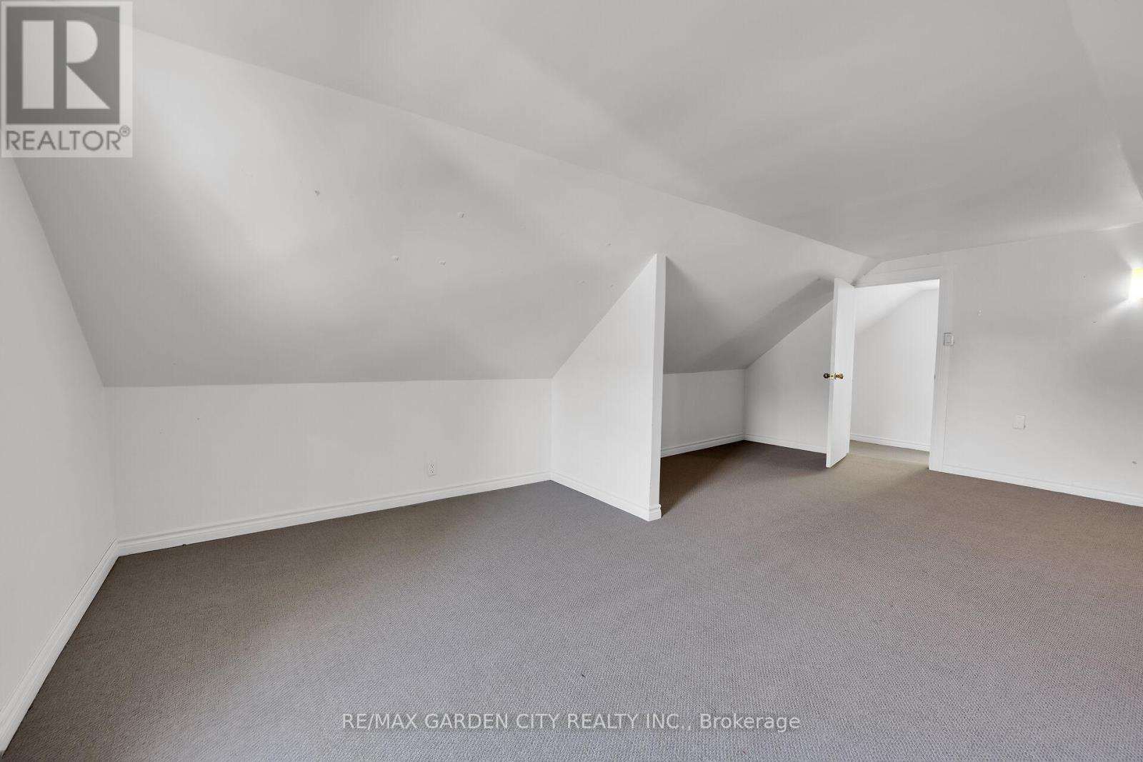 126 Mountain Road, Grimsby, Ontario  L3M 4E7 - Photo 25 - X12690582