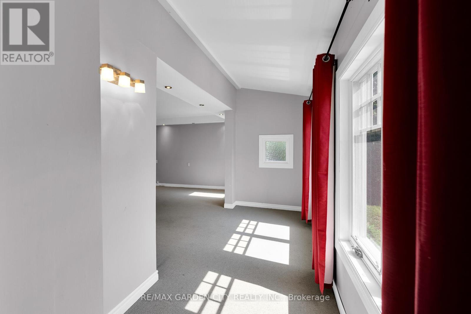 126 Mountain Road, Grimsby, Ontario  L3M 4E7 - Photo 3 - X12690582