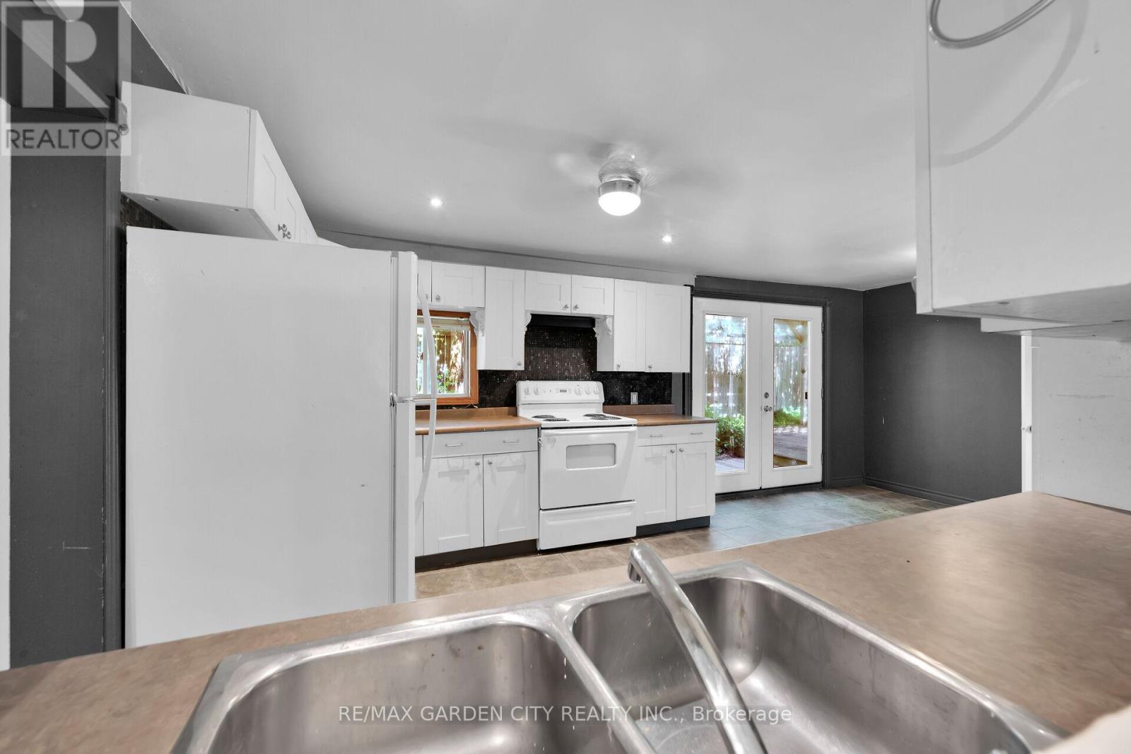 126 Mountain Road, Grimsby, Ontario  L3M 4E7 - Photo 9 - X12690582