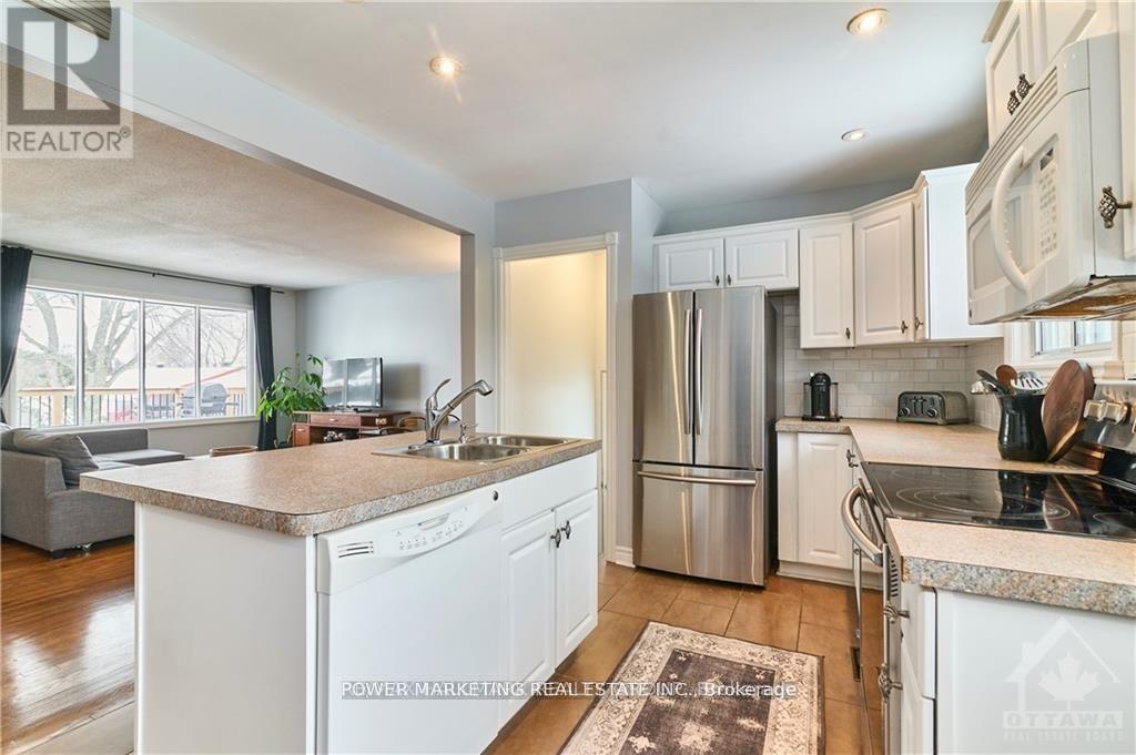 841 Balsam Drive, Ottawa, Ontario  K1E 1B8 - Photo 6 - X12690838