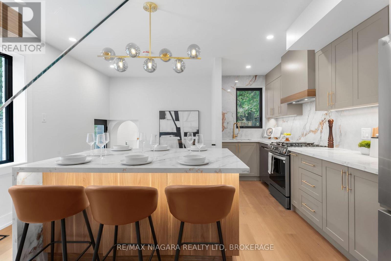 853 Sammon Avenue, Toronto, Ontario M4C 2E9 - Photo 12 - E12690856