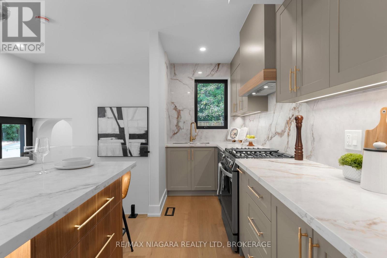 853 Sammon Avenue, Toronto, Ontario M4C 2E9 - Photo 13 - E12690856