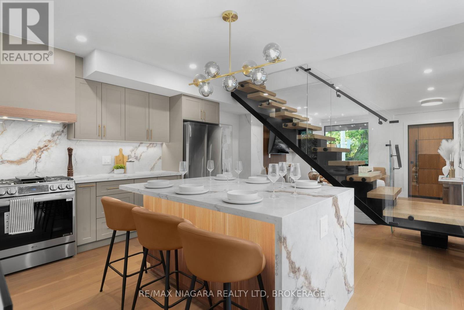 853 Sammon Avenue, Toronto, Ontario M4C 2E9 - Photo 16 - E12690856