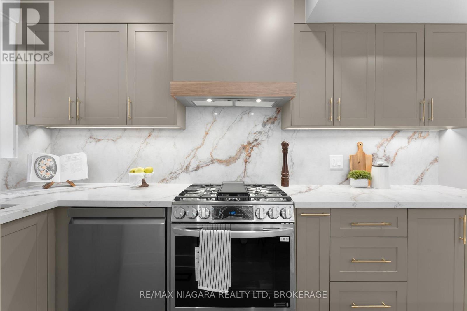 853 Sammon Avenue, Toronto, Ontario M4C 2E9 - Photo 18 - E12690856