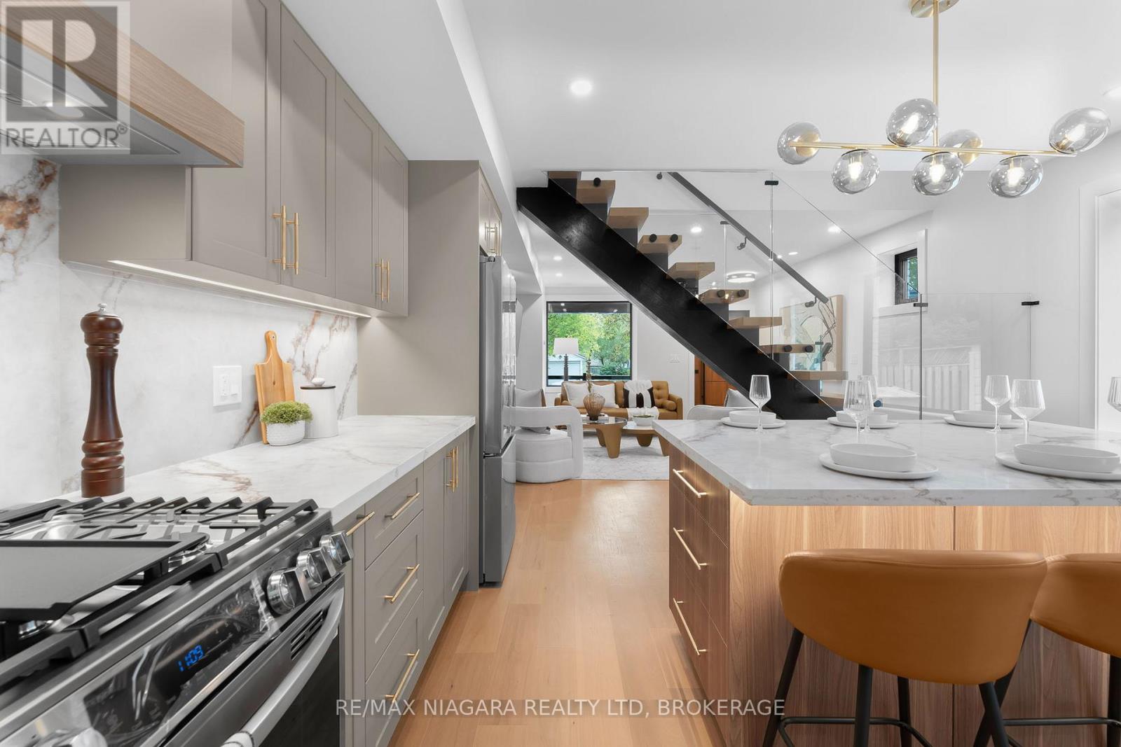 853 Sammon Avenue, Toronto, Ontario M4C 2E9 - Photo 19 - E12690856