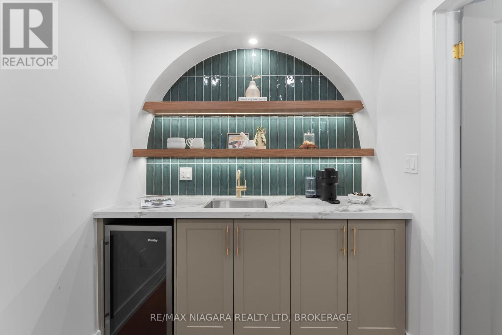 853 Sammon Avenue, Toronto, Ontario M4C 2E9 - Photo 22 - E12690856