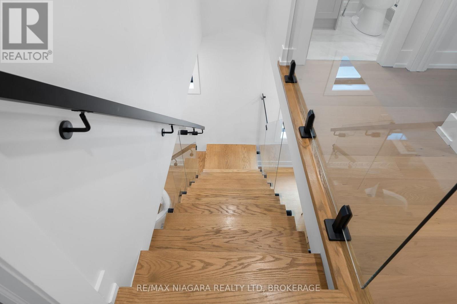 853 Sammon Avenue, Toronto, Ontario M4C 2E9 - Photo 35 - E12690856