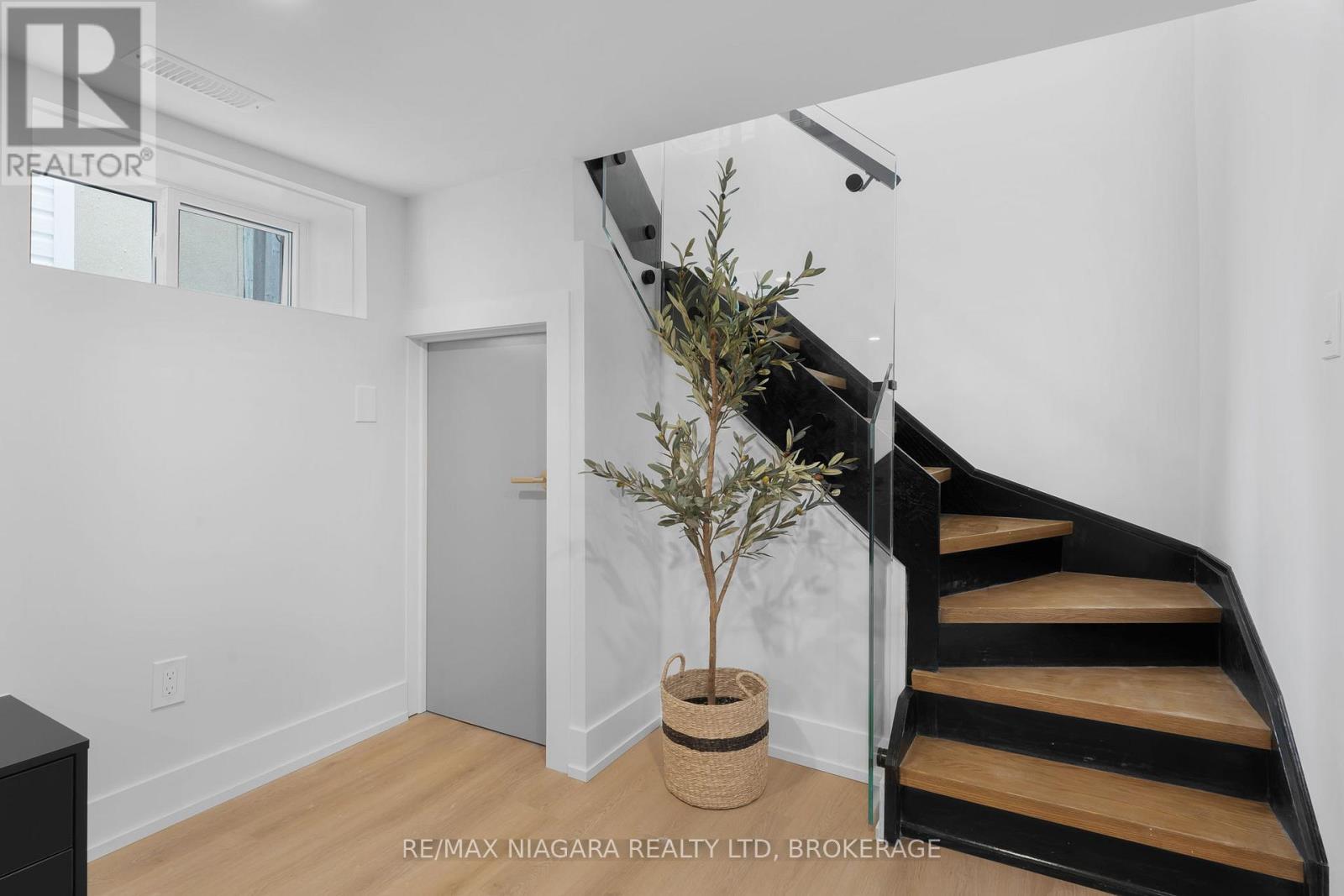 853 Sammon Avenue, Toronto, Ontario M4C 2E9 - Photo 37 - E12690856