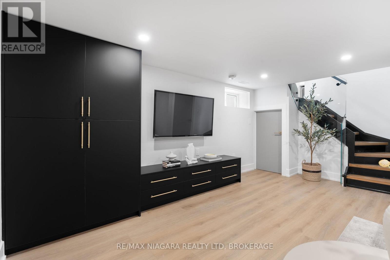 853 Sammon Avenue, Toronto, Ontario M4C 2E9 - Photo 41 - E12690856