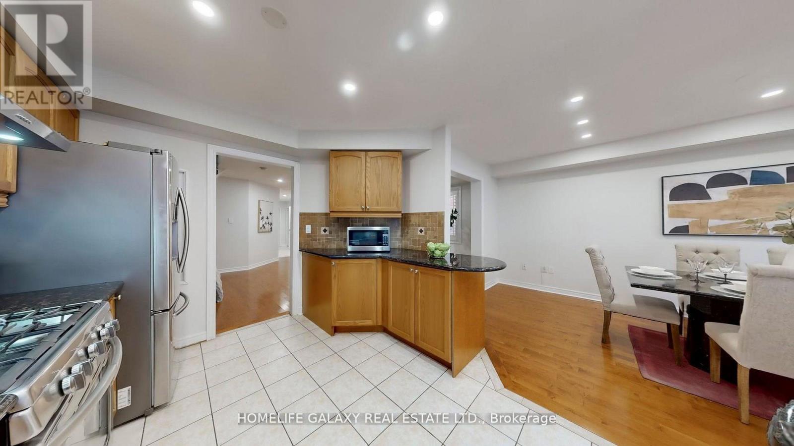 302 Redstone Road, Richmond Hill, Ontario  L4S 2V6 - Photo 10 - N12690366