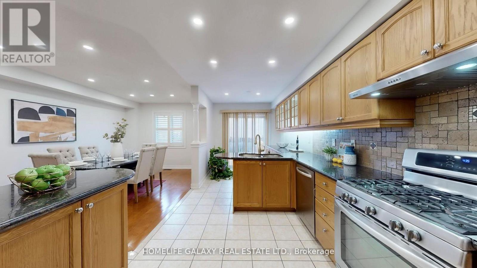 302 Redstone Road, Richmond Hill, Ontario  L4S 2V6 - Photo 9 - N12690366