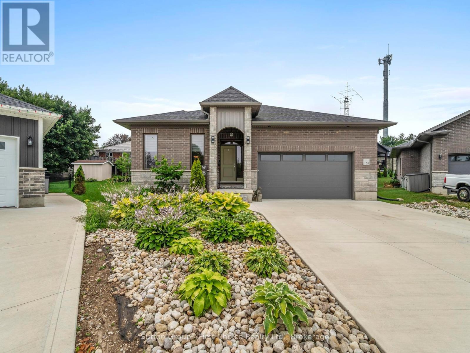 34 Yost Court, Perth East, Ontario N0K 1M0 - Photo 2 - X12318923