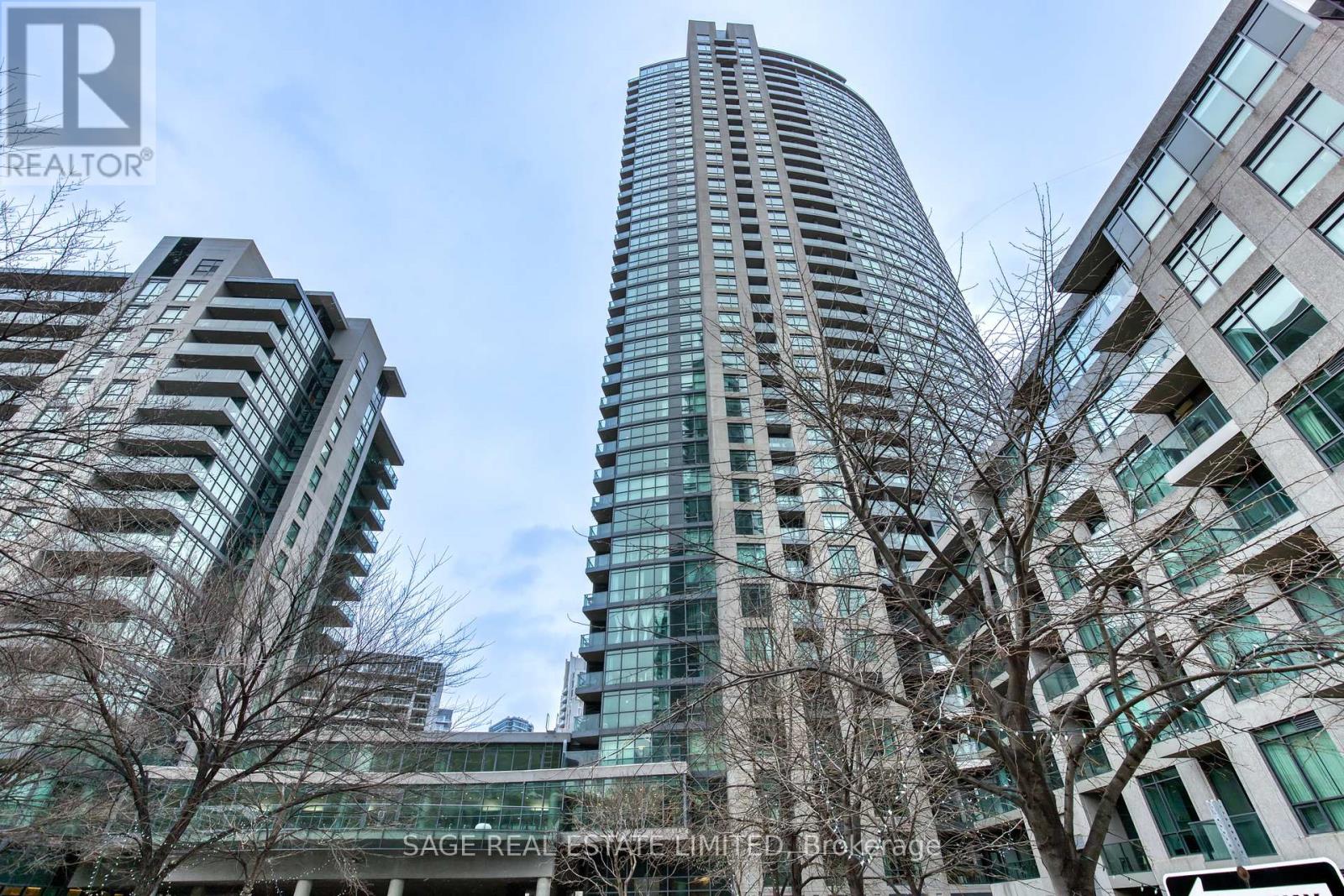 <div class="slider-price">$3,300 Monthly</div><p>902 - 215 Fort York Boulevard, Toronto, Ontario</p>