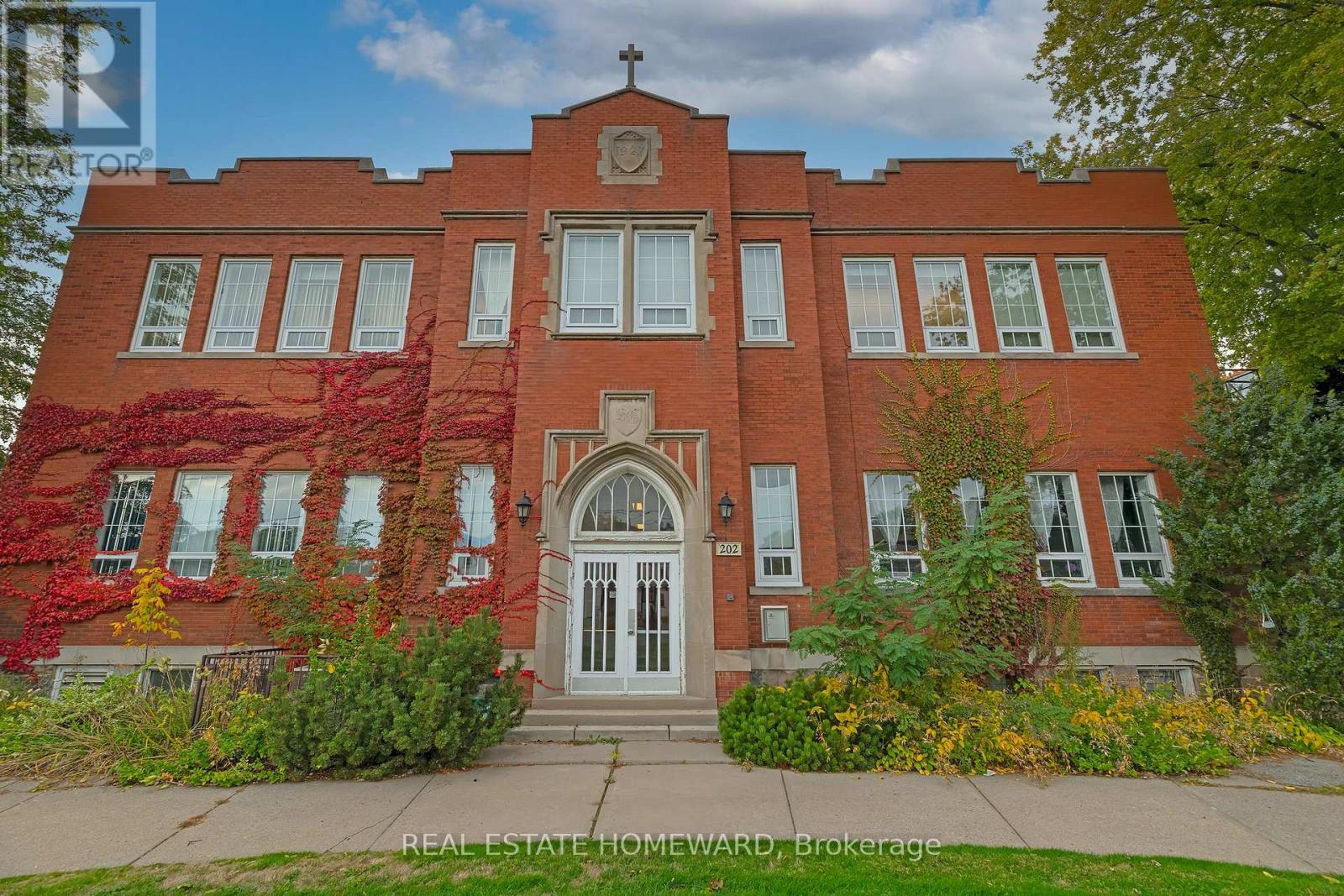 202 Simcoe Street N, Oshawa, Ontario  L1G 4S9 - Photo 2 - E12689986