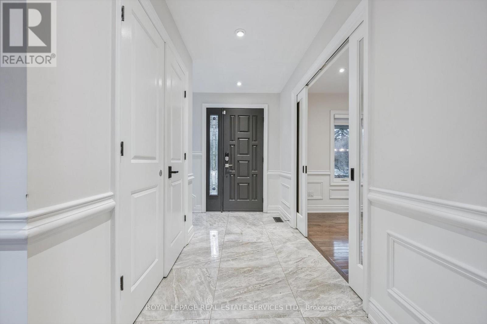 1302 Hillview Crescent, Oakville, Ontario  L6H 2C7 - Photo 4 - W12642790