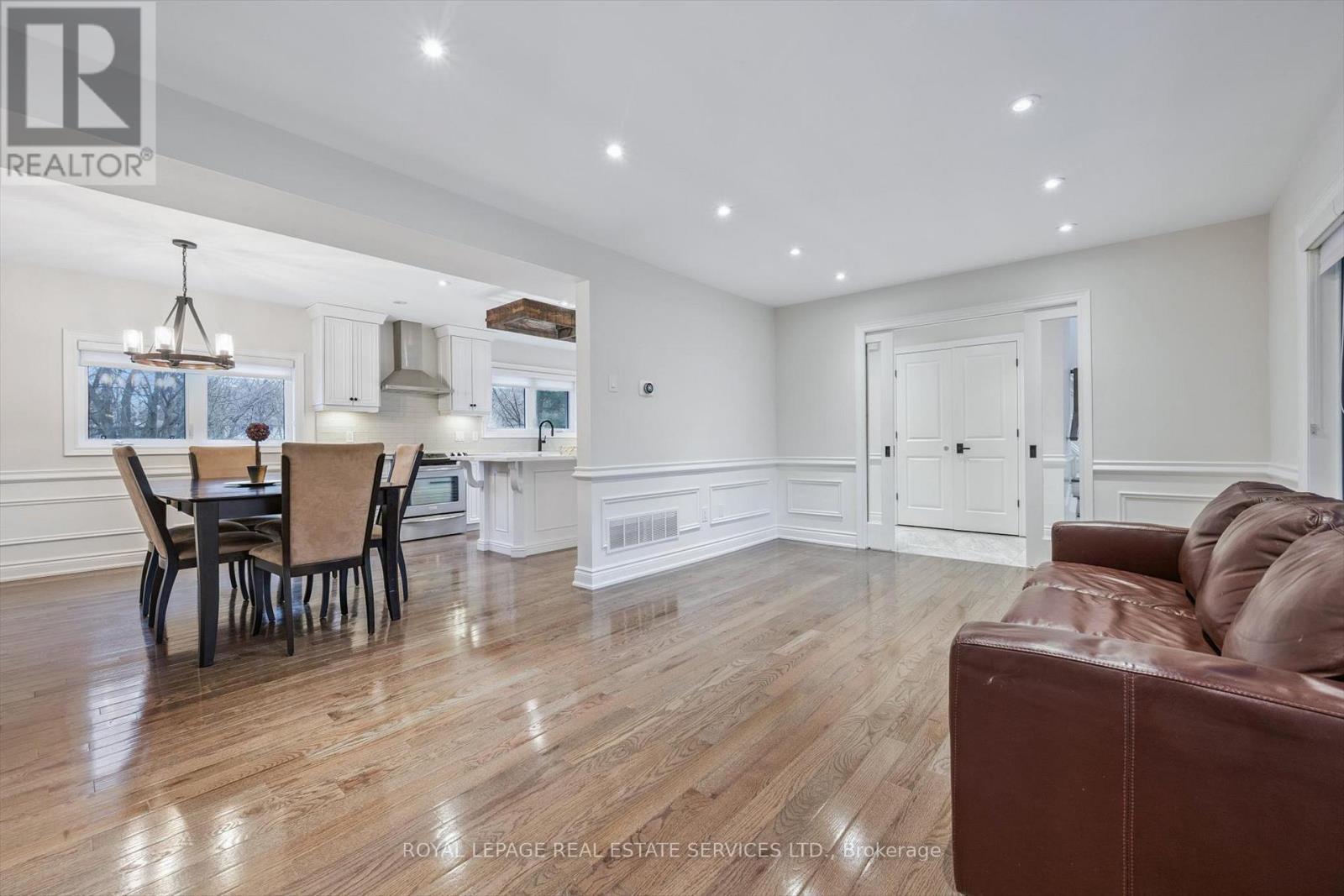 1302 Hillview Crescent, Oakville, Ontario  L6H 2C7 - Photo 7 - W12642790