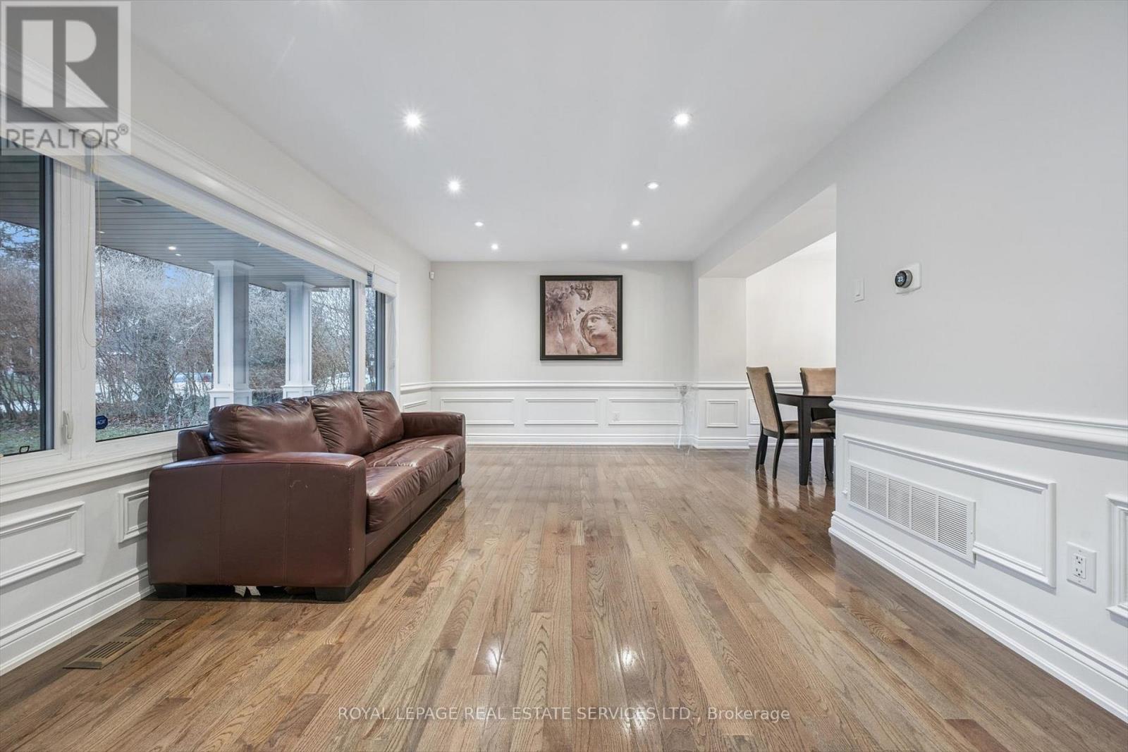 1302 Hillview Crescent, Oakville, Ontario  L6H 2C7 - Photo 5 - W12642790