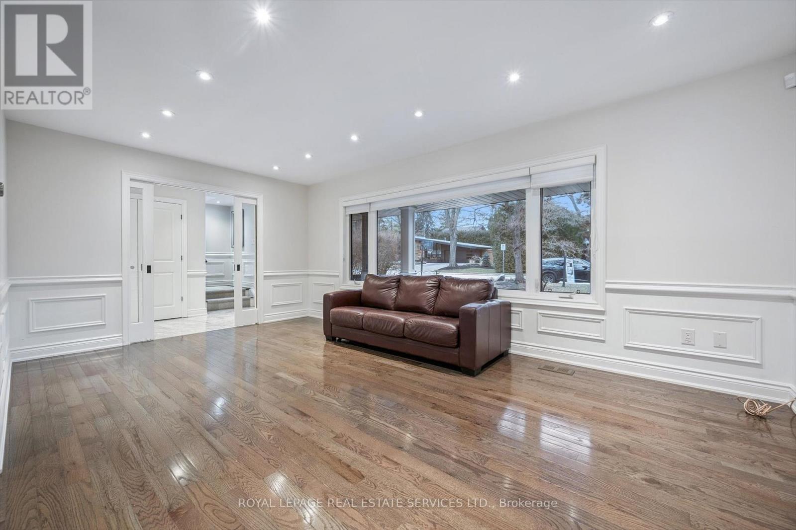 1302 Hillview Crescent, Oakville, Ontario  L6H 2C7 - Photo 6 - W12642790