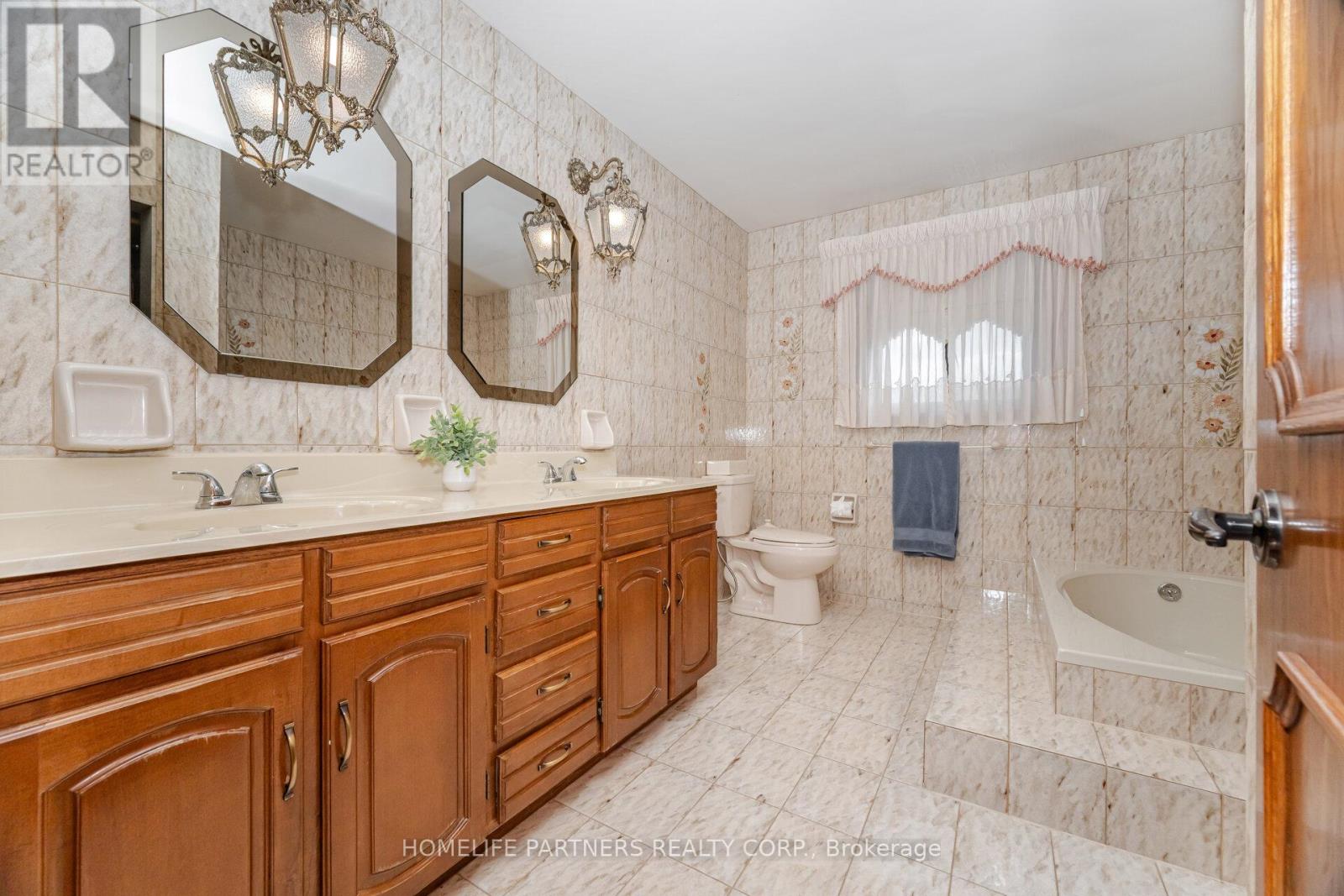 55 Wallasey Avenue, Toronto, Ontario  M9M 1E1 - Photo 32 - W12690812