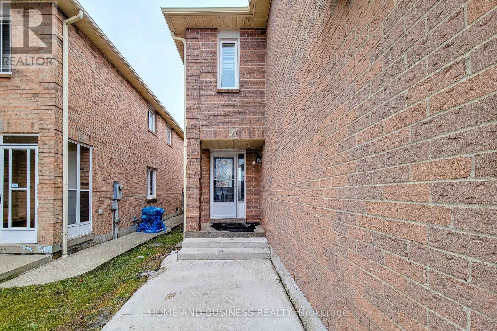 5213 Palomar Crescent, Mississauga, Ontario  L5R 2W8 - Photo 2 - W12690858