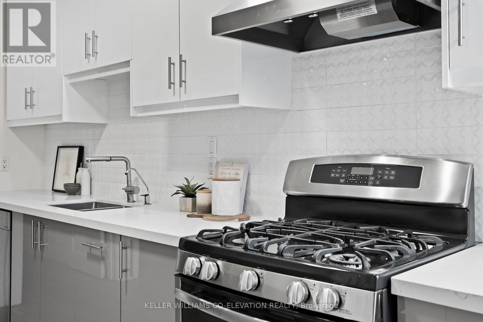 49 Grenadier Road, Toronto, Ontario  M6R 1R1 - Photo 13 - W12690900