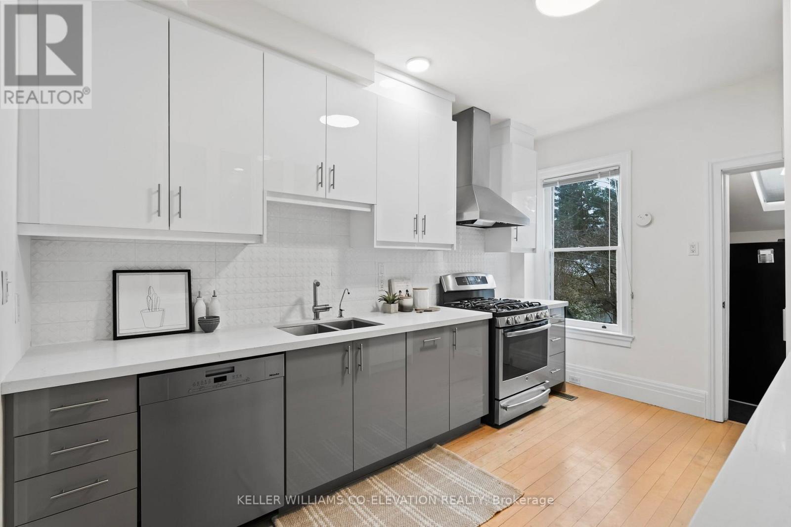 49 Grenadier Road, Toronto, Ontario  M6R 1R1 - Photo 14 - W12690900