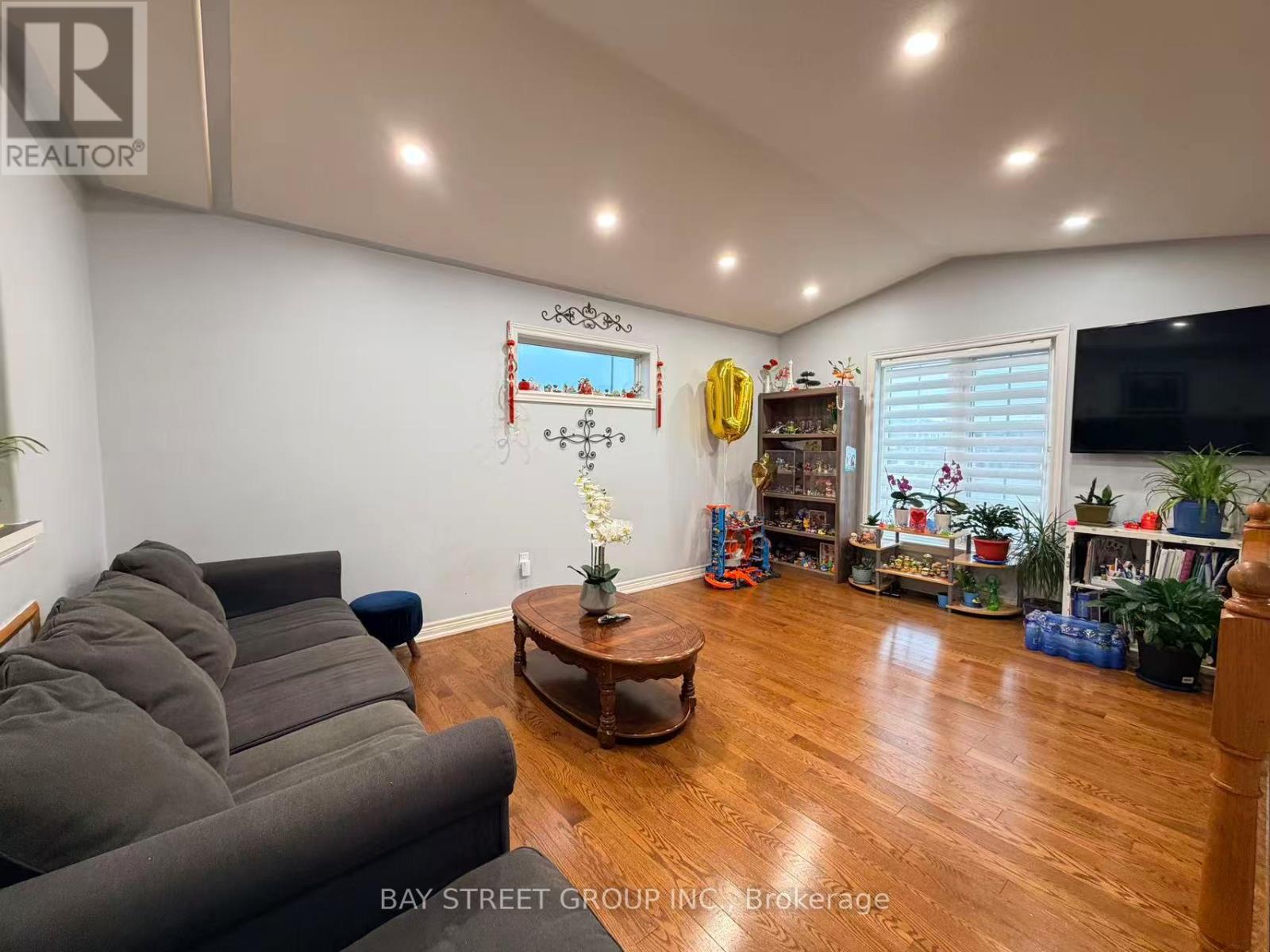 8483 Glavcic Drive, Niagara Falls, Ontario  L2H 0B5 - Photo 6 - X12690902