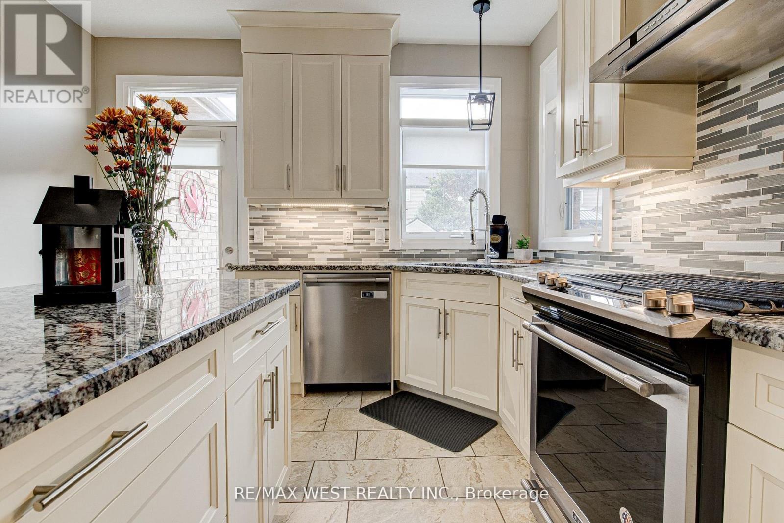 68 Challenger Avenue, North Dumfries, Ontario  N0B 1E0 - Photo 15 - X12690910