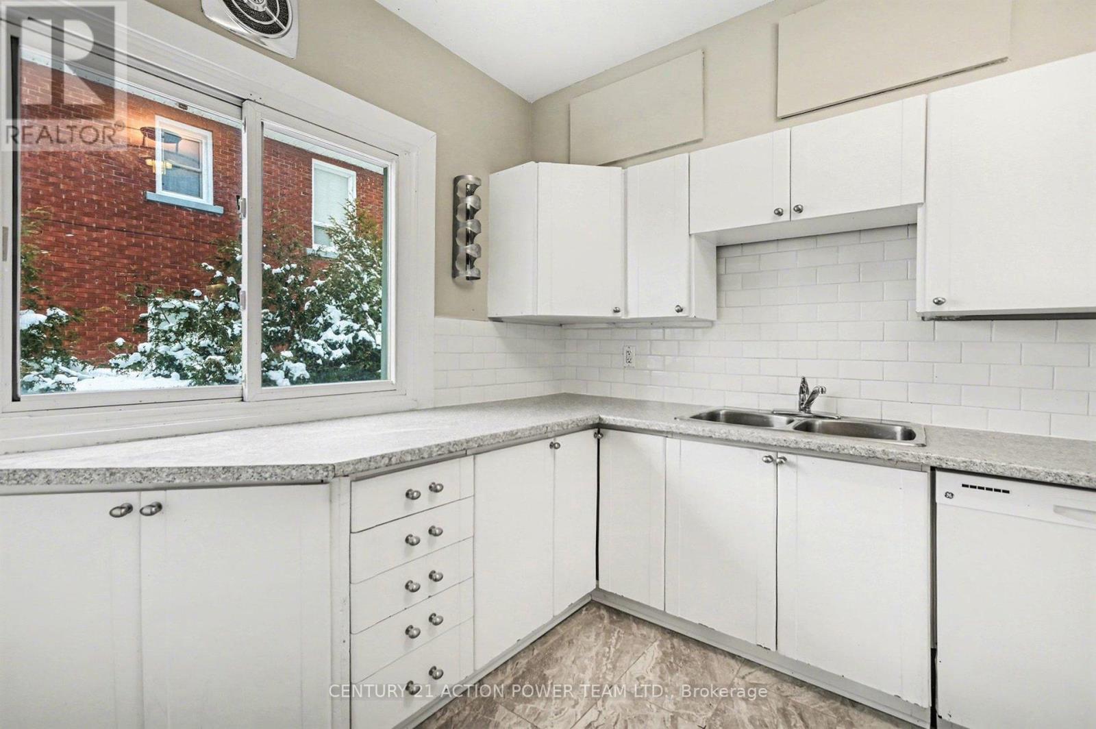 A - 1221 Kitchener Avenue, Ottawa, Ontario  K1V 6W4 - Photo 5 - X12691084