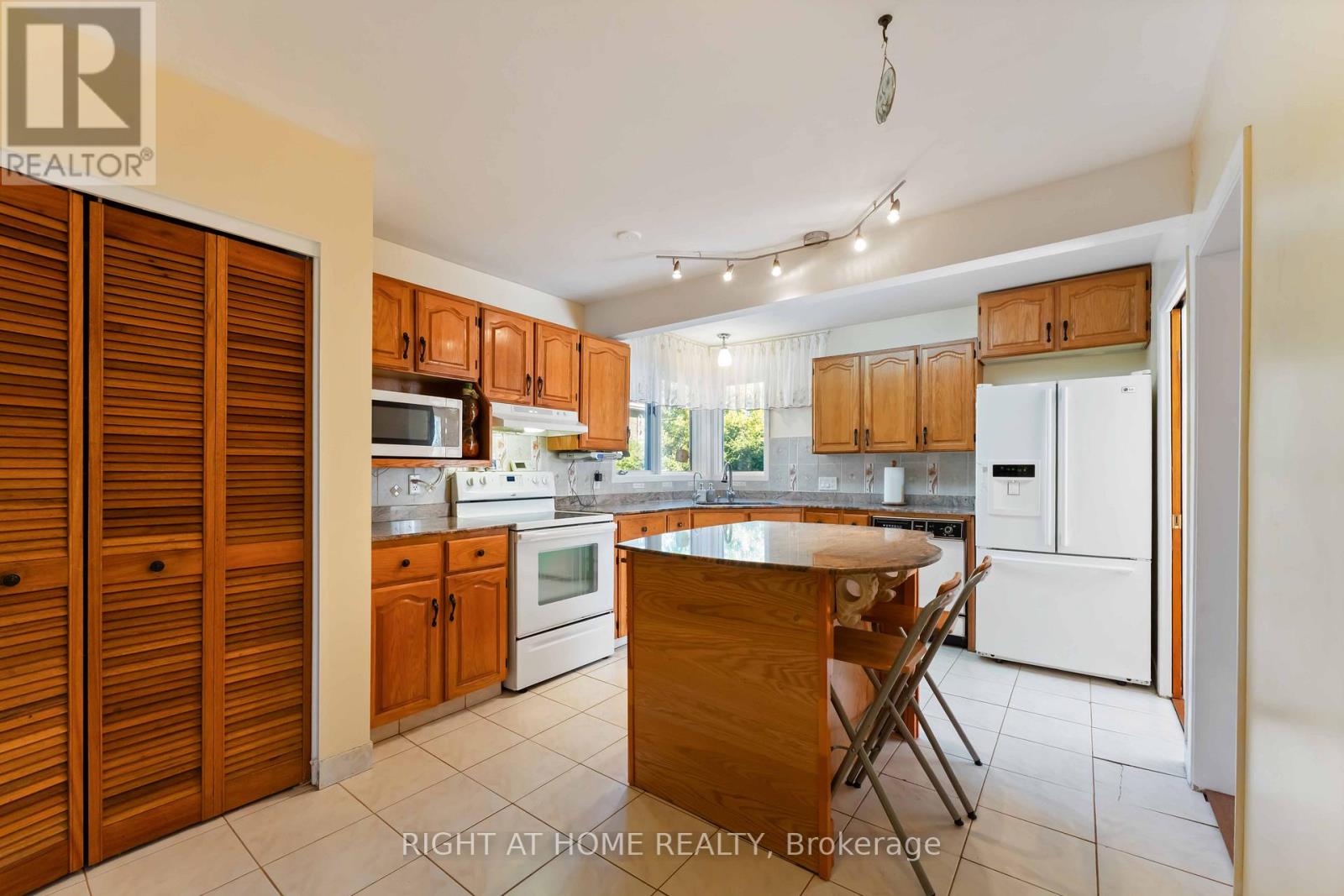 2221 Circle Place, Ottawa, Ontario  K1G 3E2 - Photo 11 - X12691174