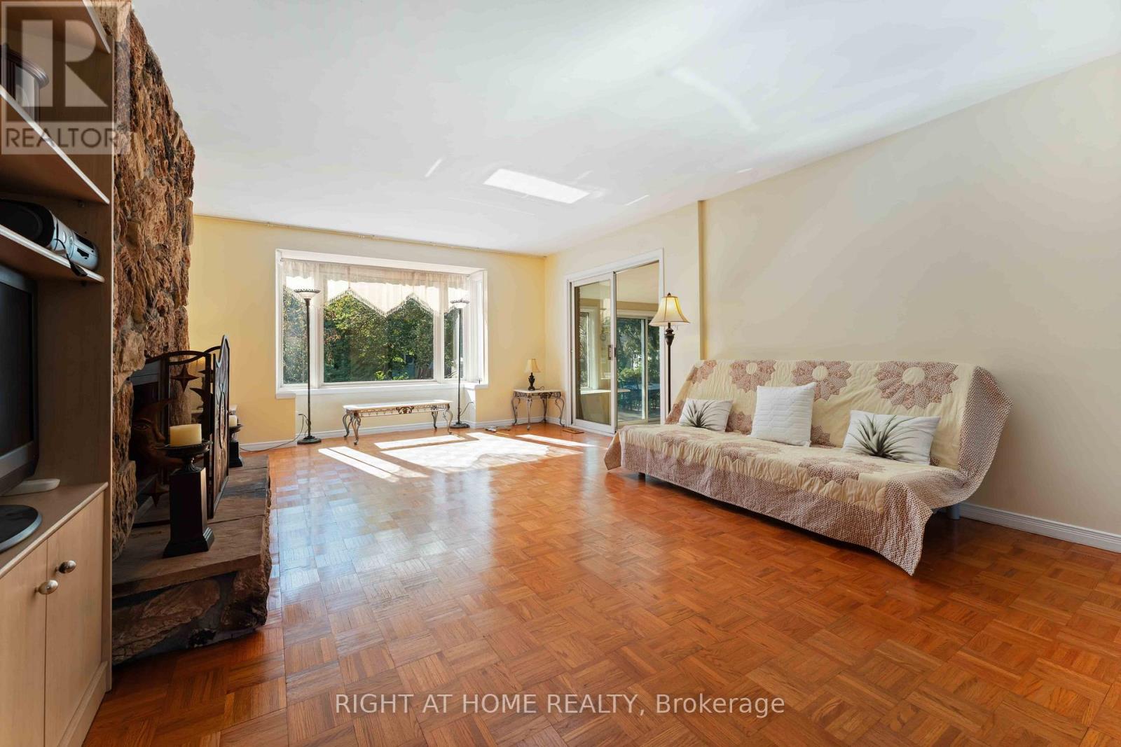 2221 Circle Place, Ottawa, Ontario  K1G 3E2 - Photo 17 - X12691174