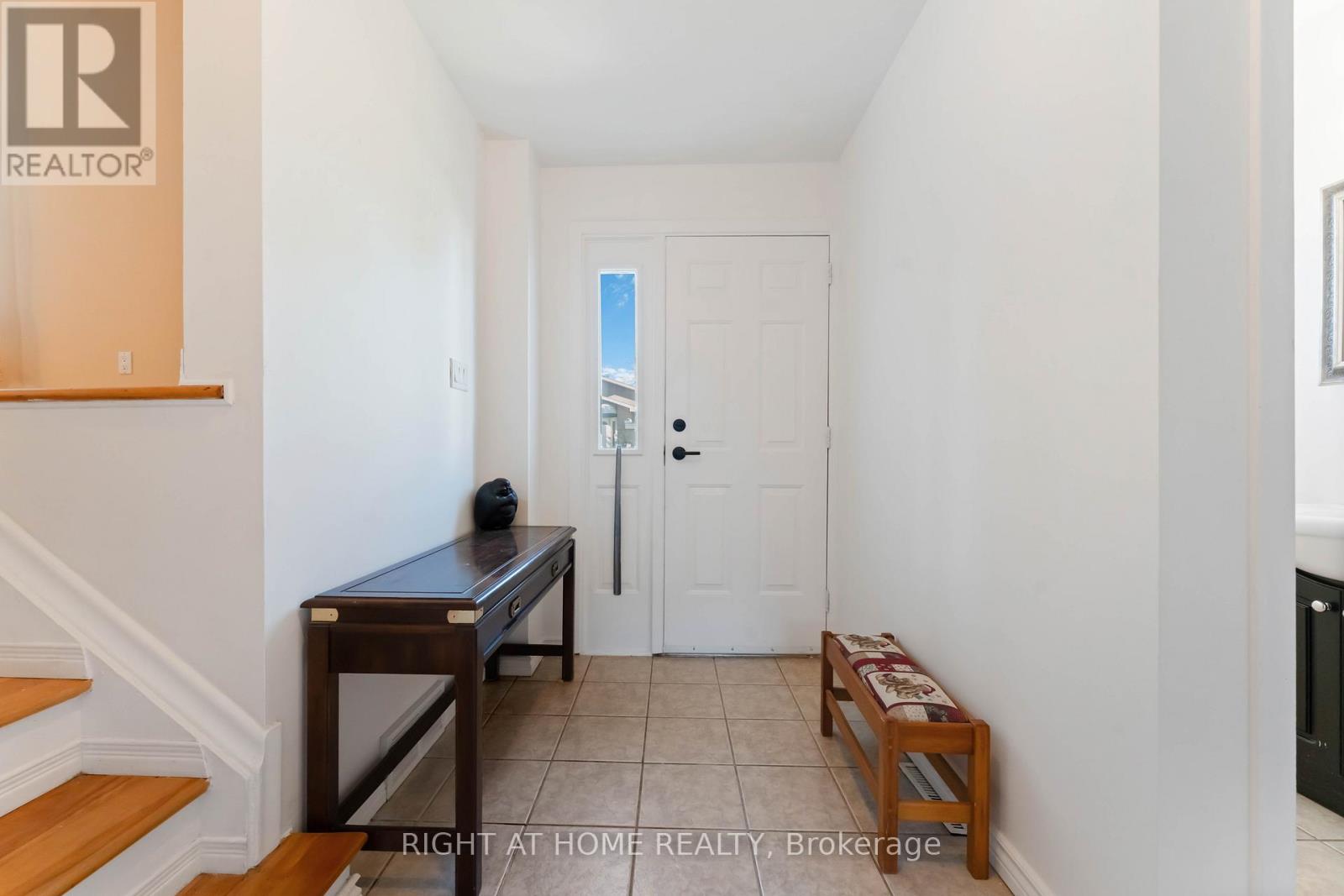 2221 Circle Place, Ottawa, Ontario  K1G 3E2 - Photo 3 - X12691174