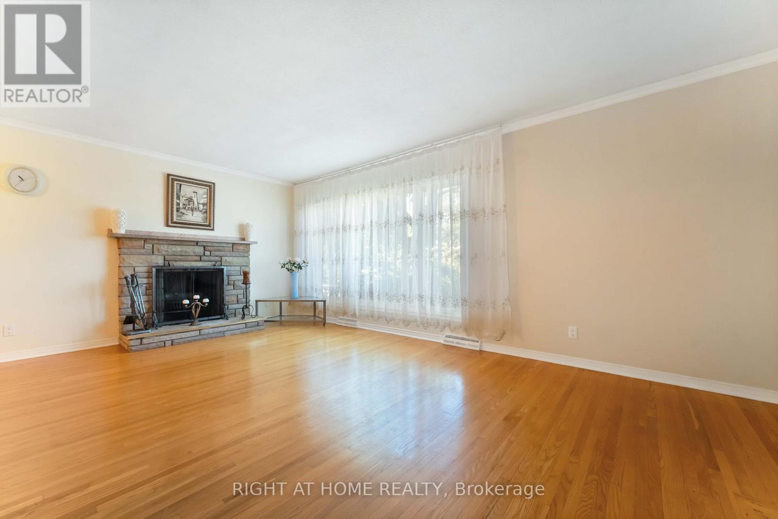 2221 Circle Place, Ottawa, Ontario  K1G 3E2 - Photo 6 - X12691174