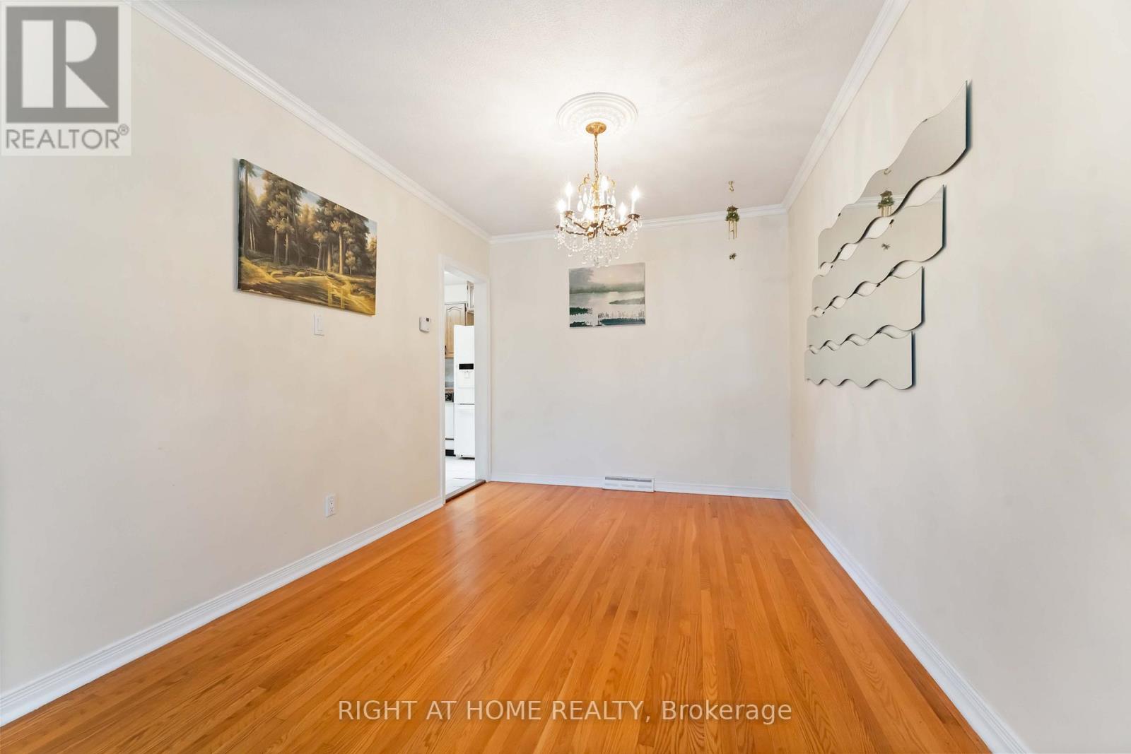 2221 Circle Place, Ottawa, Ontario  K1G 3E2 - Photo 9 - X12691174