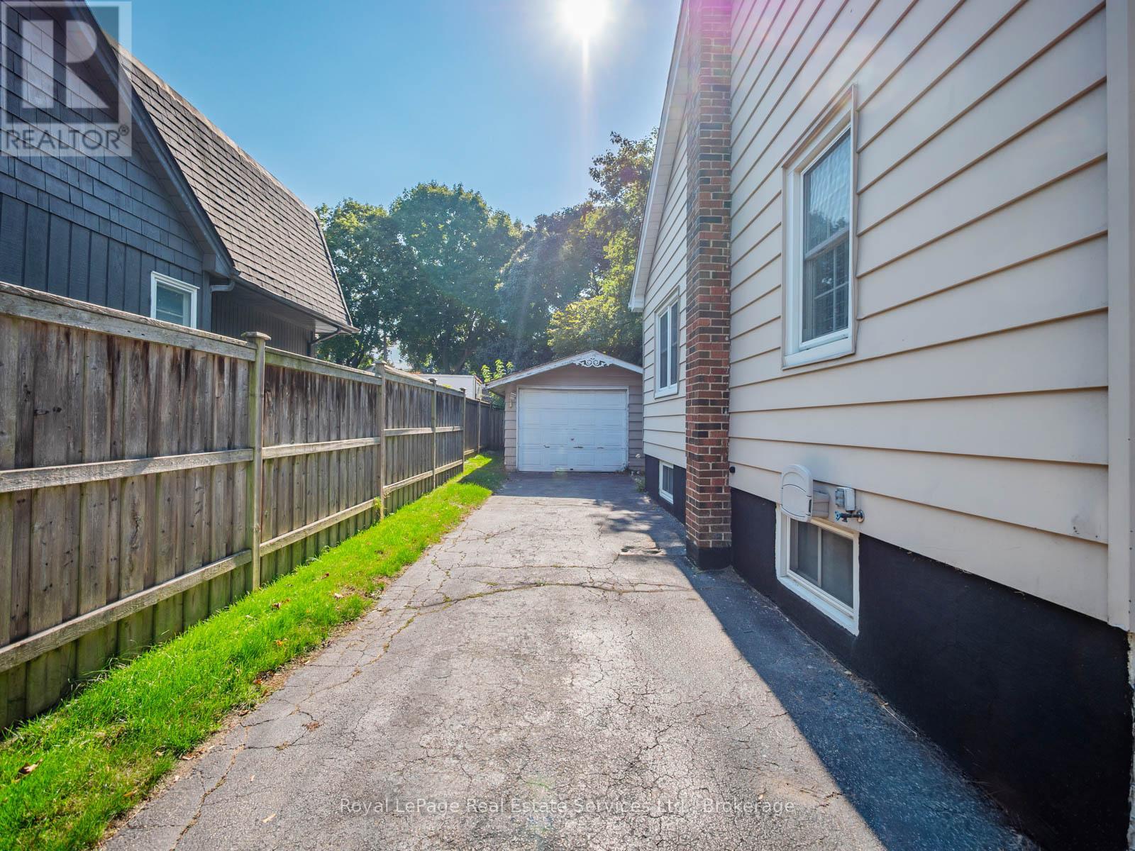 938 King Road, Burlington, Ontario  L7T 3L3 - Photo 10 - W12691044