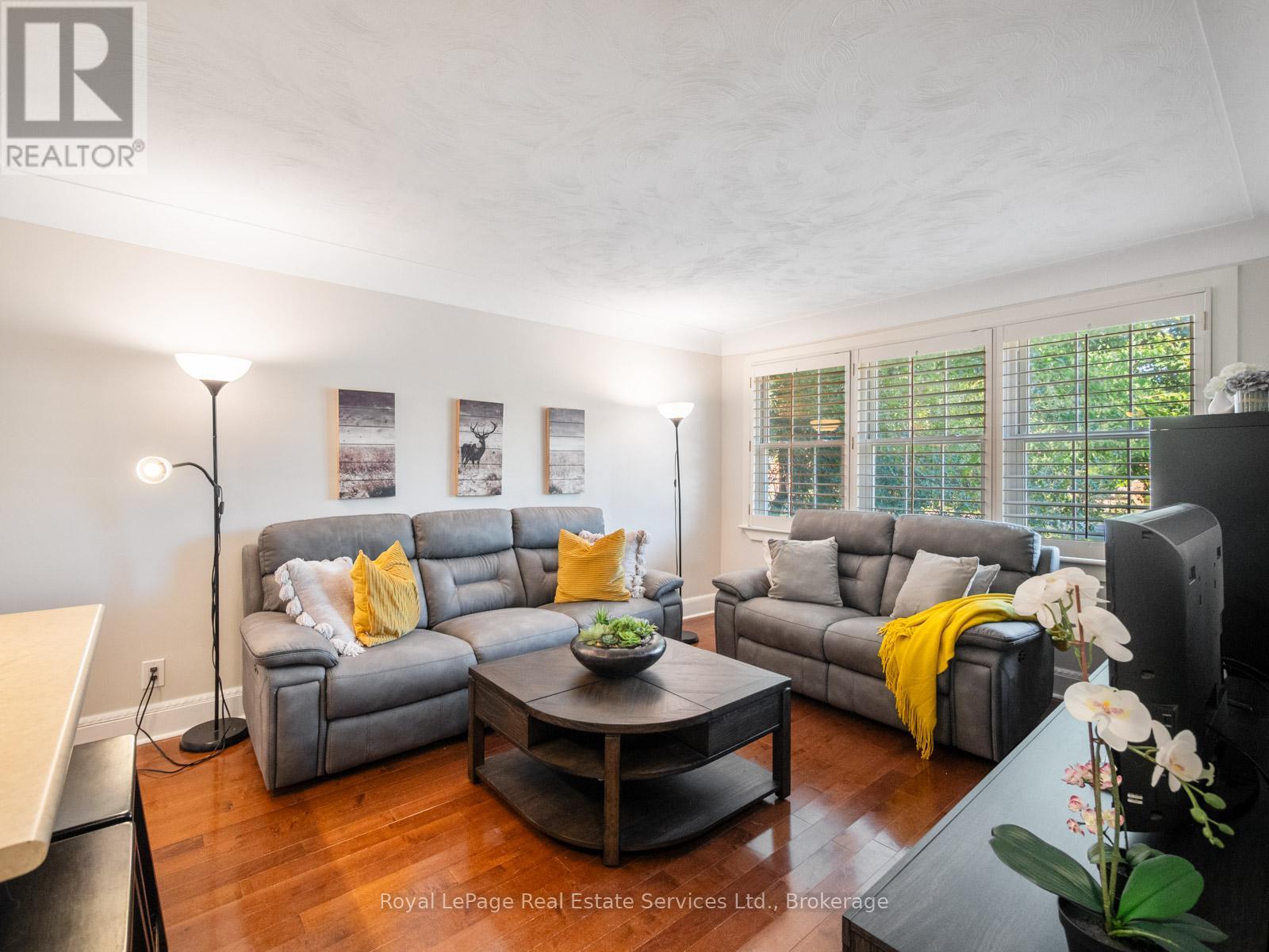 938 King Road, Burlington, Ontario  L7T 3L3 - Photo 12 - W12691044