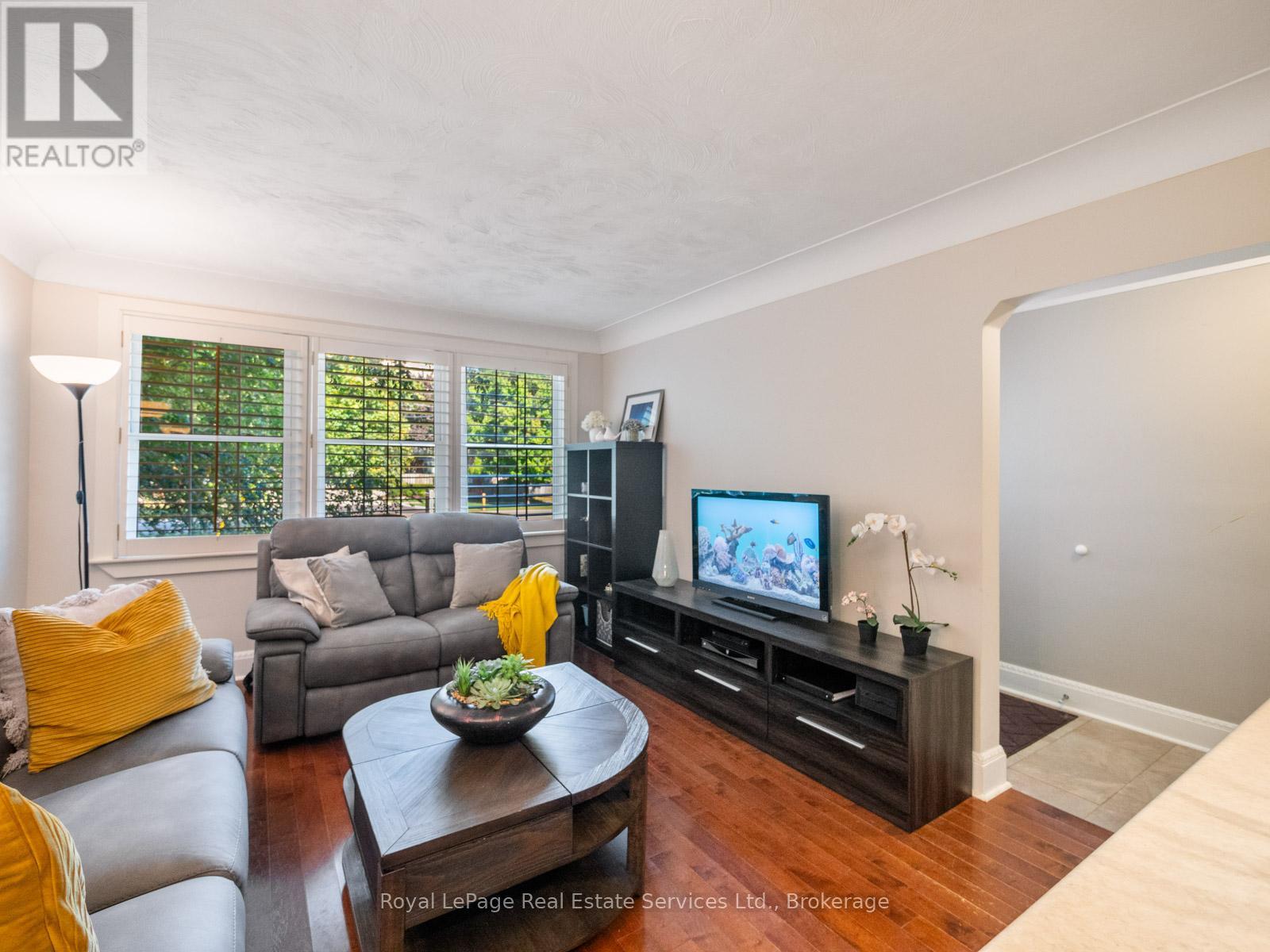 938 King Road, Burlington, Ontario  L7T 3L3 - Photo 13 - W12691044