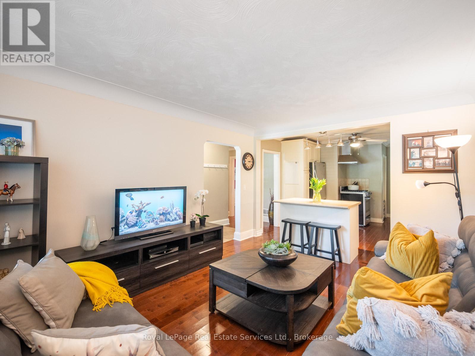 938 King Road, Burlington, Ontario  L7T 3L3 - Photo 14 - W12691044