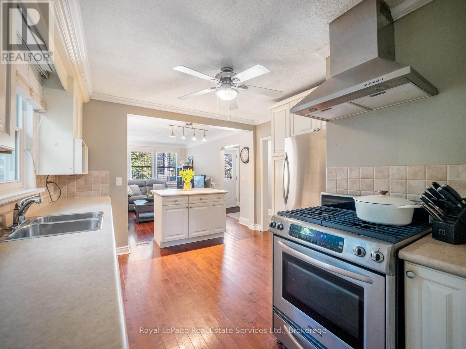 938 King Road, Burlington, Ontario  L7T 3L3 - Photo 17 - W12691044