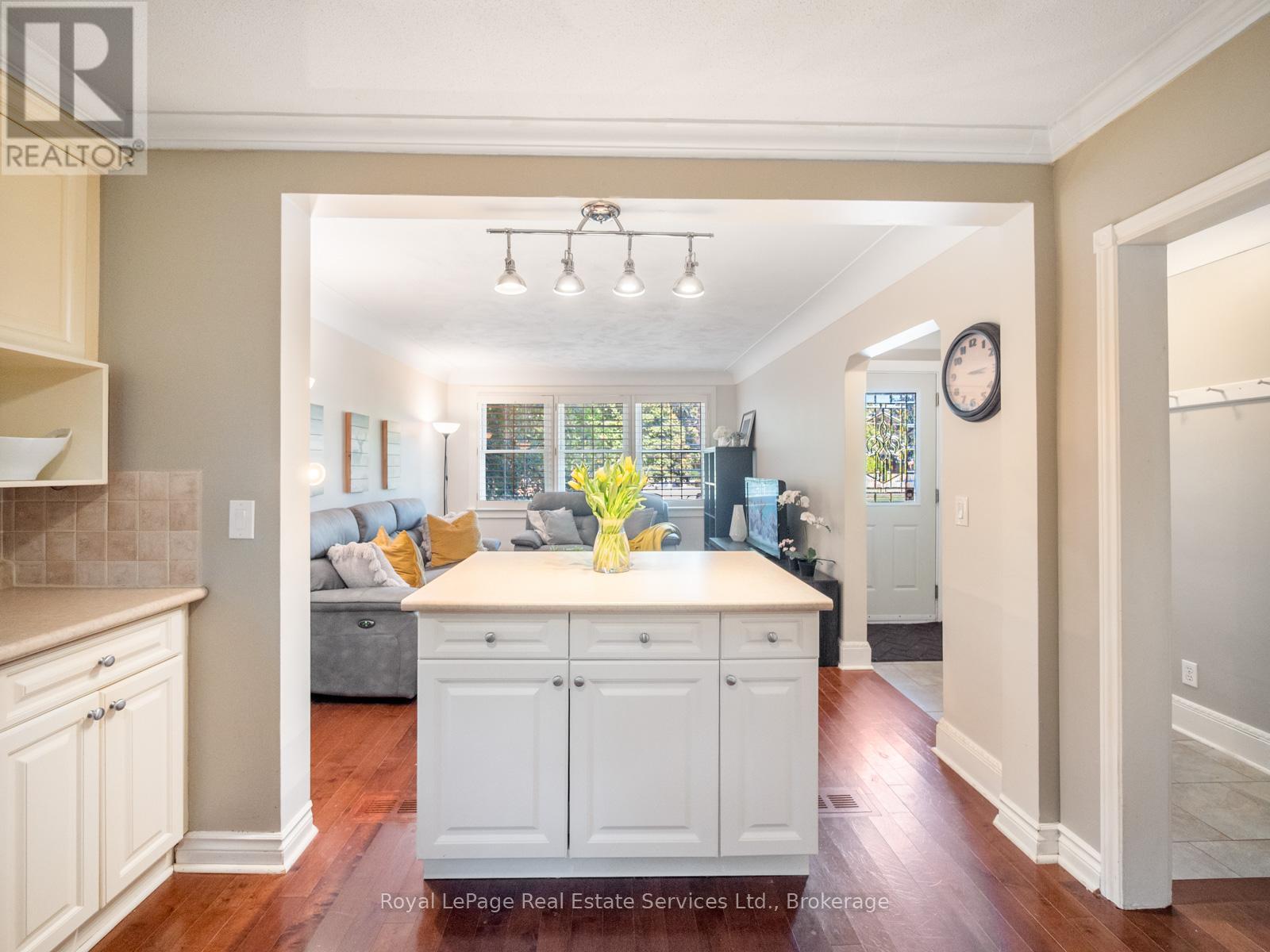 938 King Road, Burlington, Ontario  L7T 3L3 - Photo 18 - W12691044