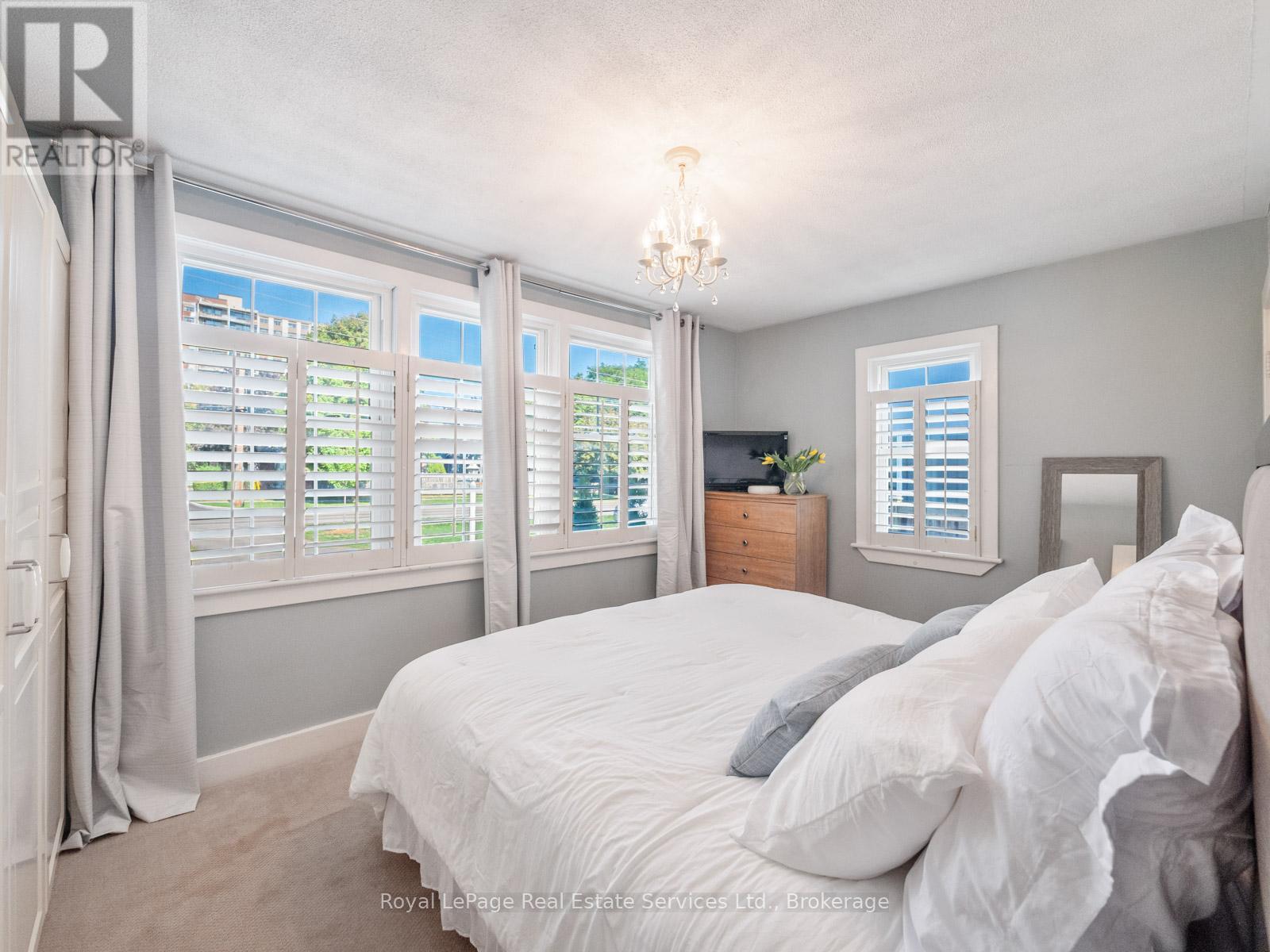 938 King Road, Burlington, Ontario  L7T 3L3 - Photo 25 - W12691044