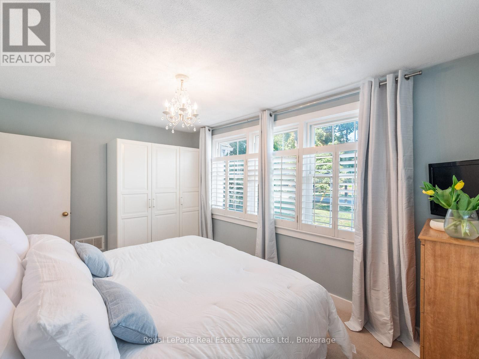 938 King Road, Burlington, Ontario  L7T 3L3 - Photo 26 - W12691044