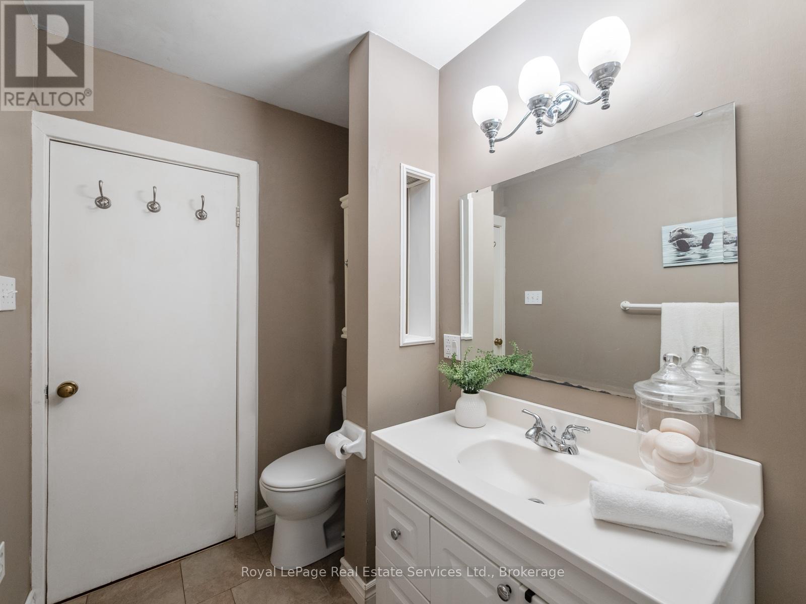 938 King Road, Burlington, Ontario  L7T 3L3 - Photo 28 - W12691044