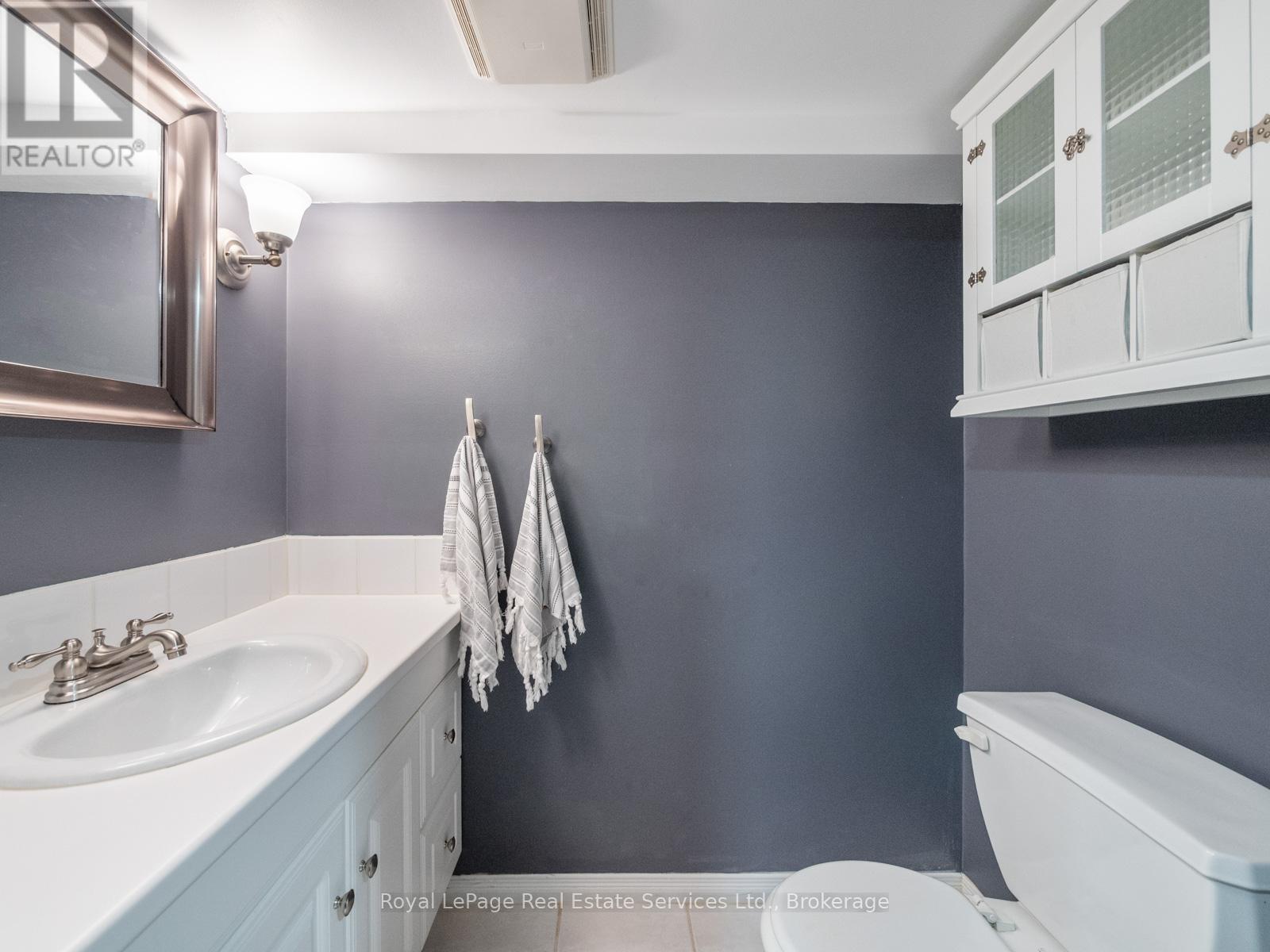 938 King Road, Burlington, Ontario  L7T 3L3 - Photo 32 - W12691044