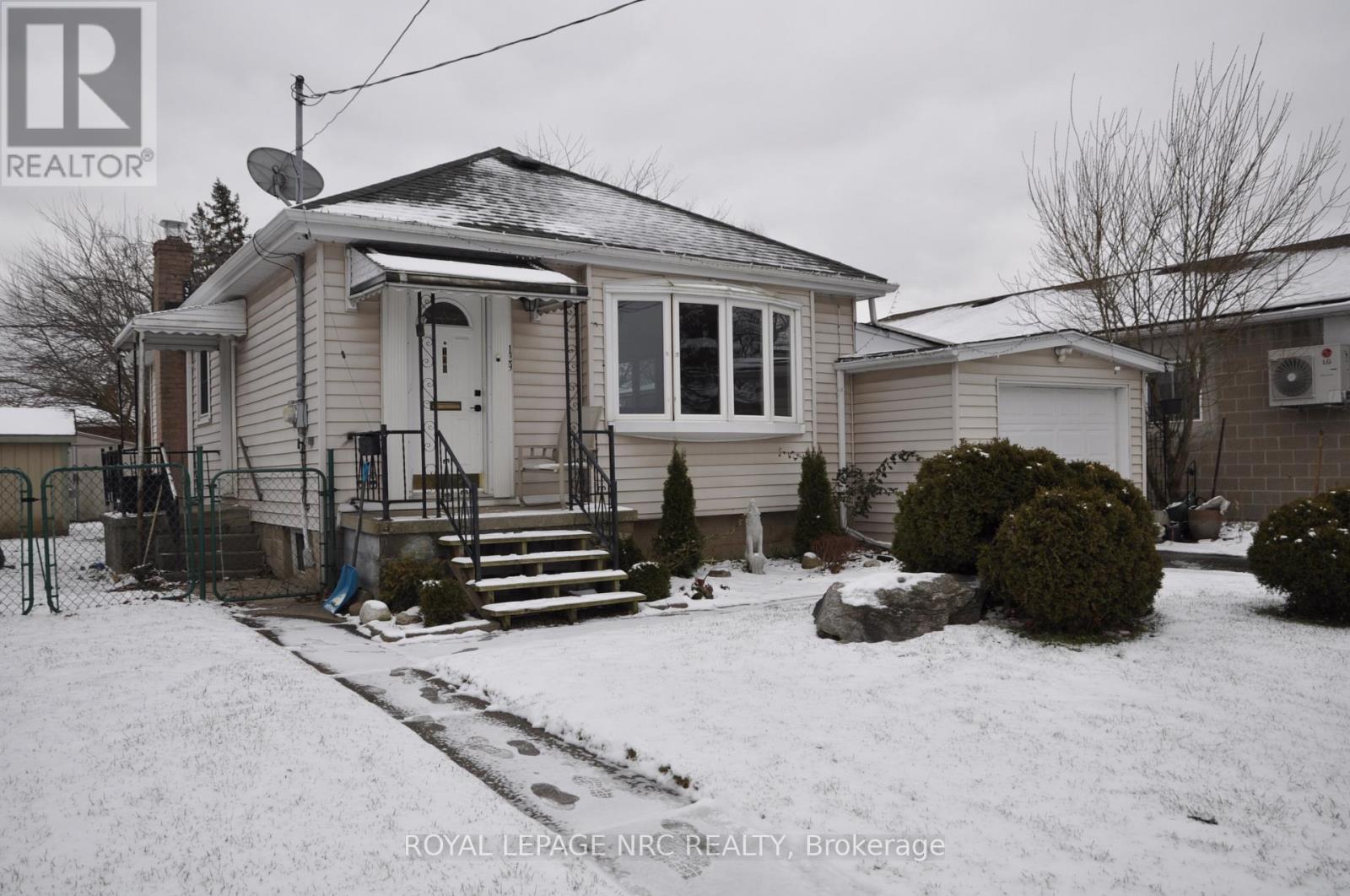 129 Gilmore Road, Fort Erie, Ontario  L2A 2L9 - Photo 2 - X12690942