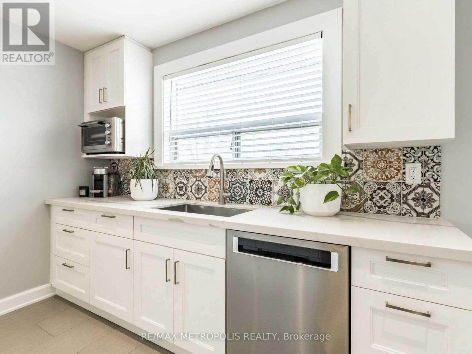 Main - 60 Reigate Avenue, Brampton, Ontario  L6V 2E3 - Photo 3 - W12667996