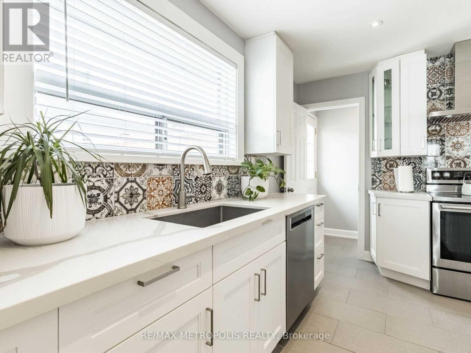 Main - 60 Reigate Avenue, Brampton, Ontario  L6V 2E3 - Photo 4 - W12667996