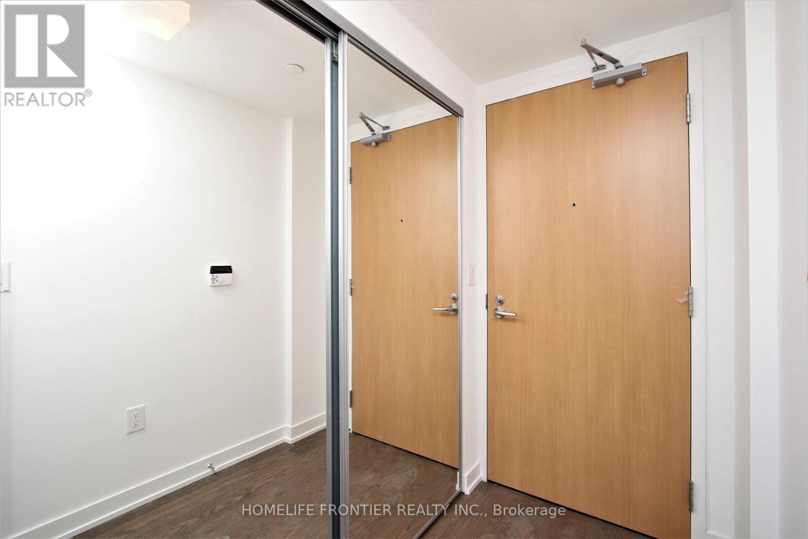 1011 - 11 Wellesley Street W, Toronto, Ontario  M4Y 1E8 - Photo 2 - C12691112